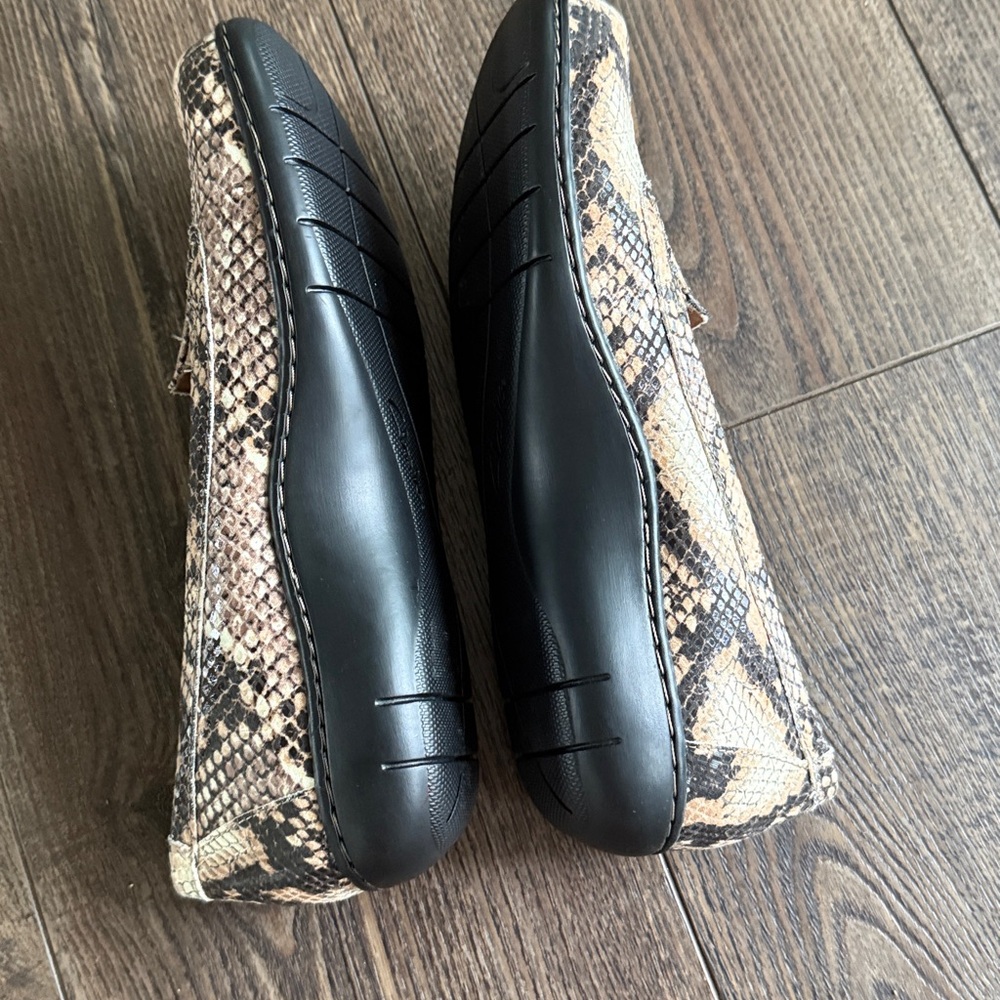 Clarks Women’s Snakeskin Embossed Slip-On Loafers NWOT 7 - Picture 6 of 8